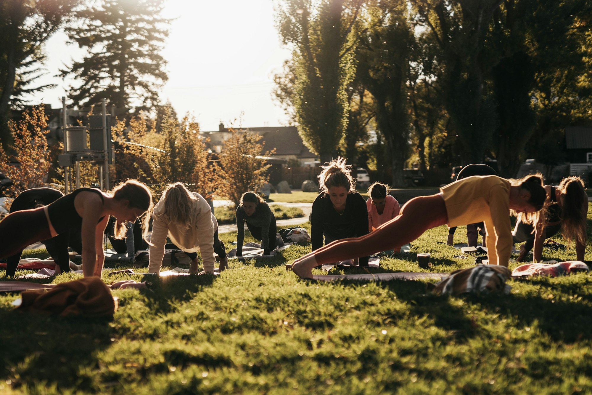 Bootcampgroep traint buiten in het park