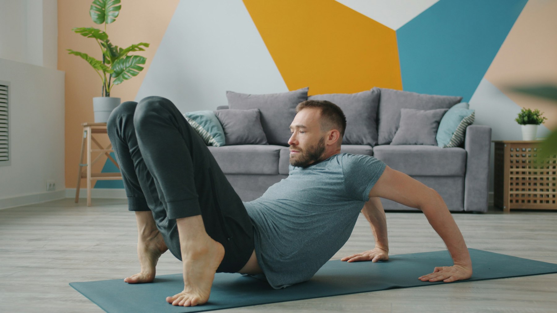 Man doet pilates op een matje